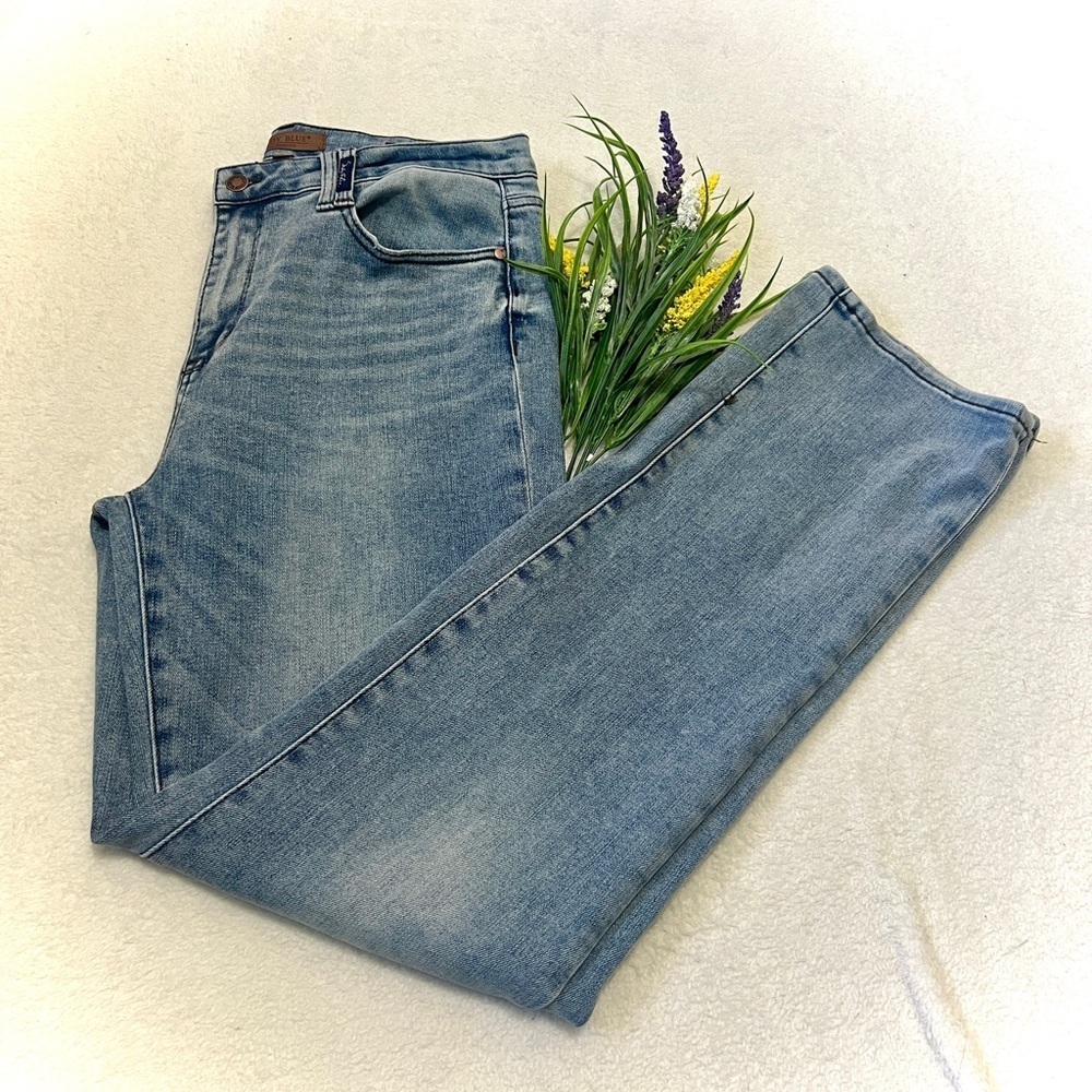 Judy Blue Light Wash Straight Leg Jean - Size 15/32 (measure 34")